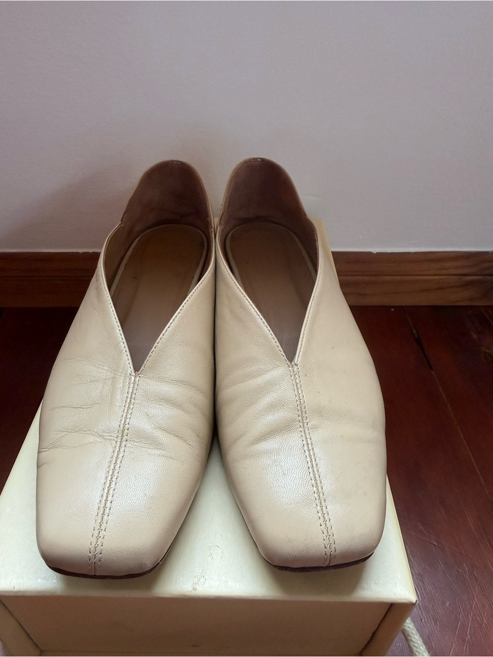 LOQ Cream Leather V-Cut Slip-On Flats